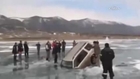 Rus balıkçılar buzlu gölden balık yerine arabalarını çıkartılar